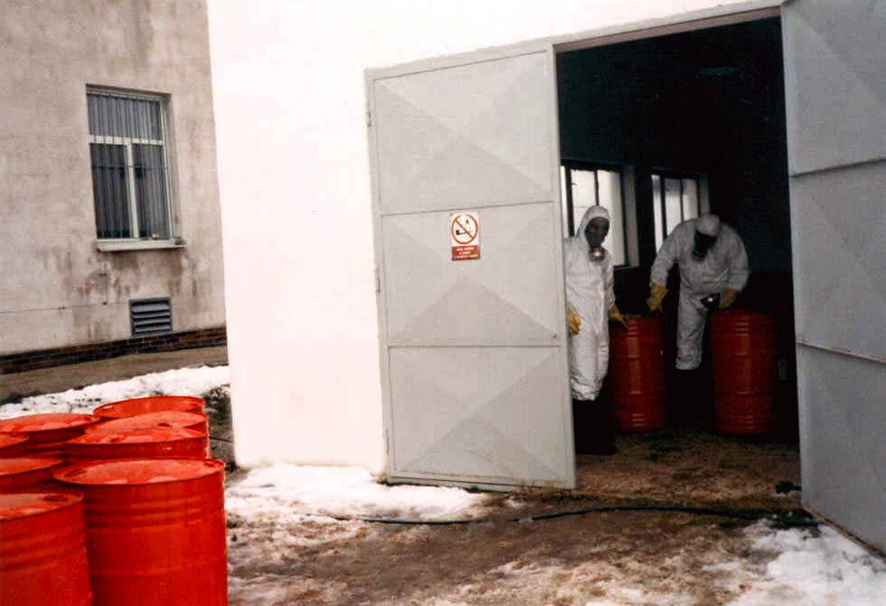 Pracovníci EKOMEX při manipulaci s nebezpečnými odpady